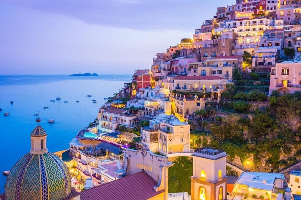 cảnh bờ biển Amalfi vào ban đêm