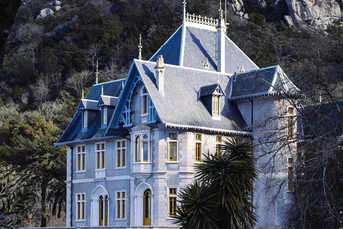 una casa con techo azul en una montaña