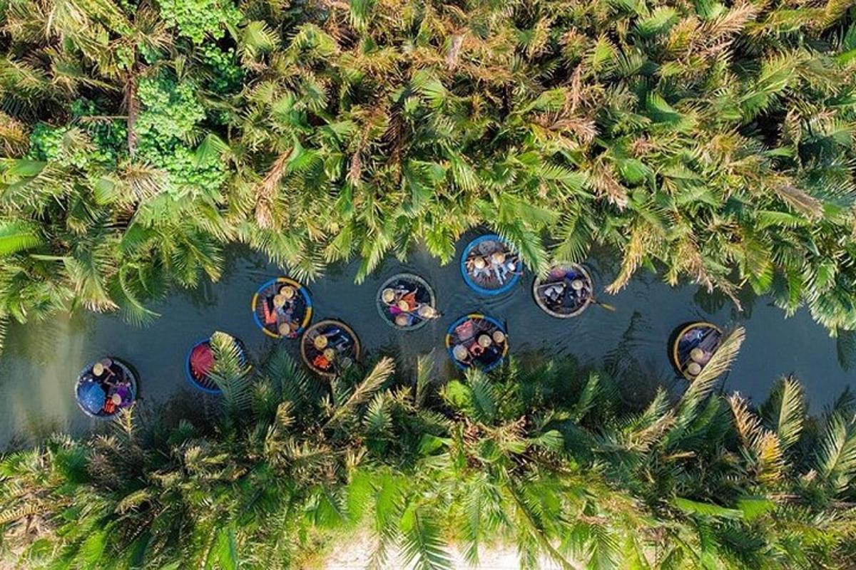 una vista dall'alto di un gruppo di persone che salgono sulle montagne russe