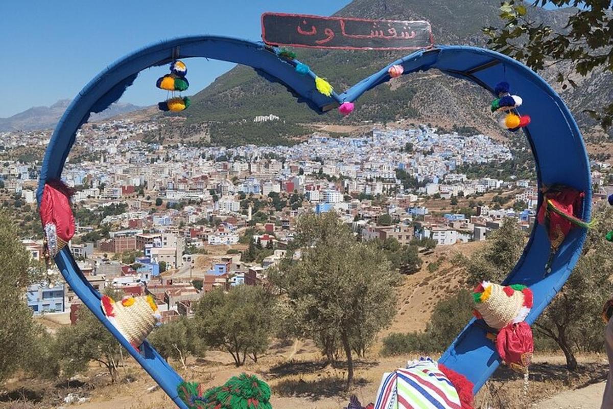 két szív alakú sárkány repül egy város felett