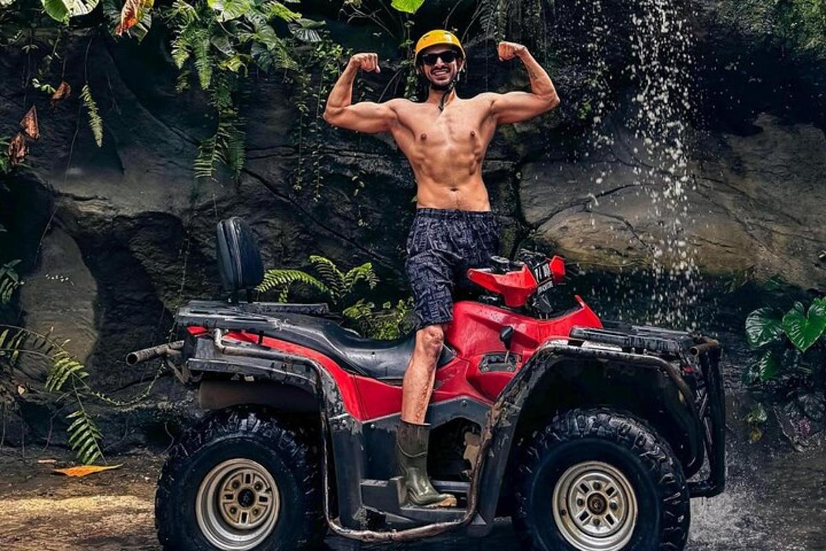 un uomo a torso nudo è seduto su un quad
