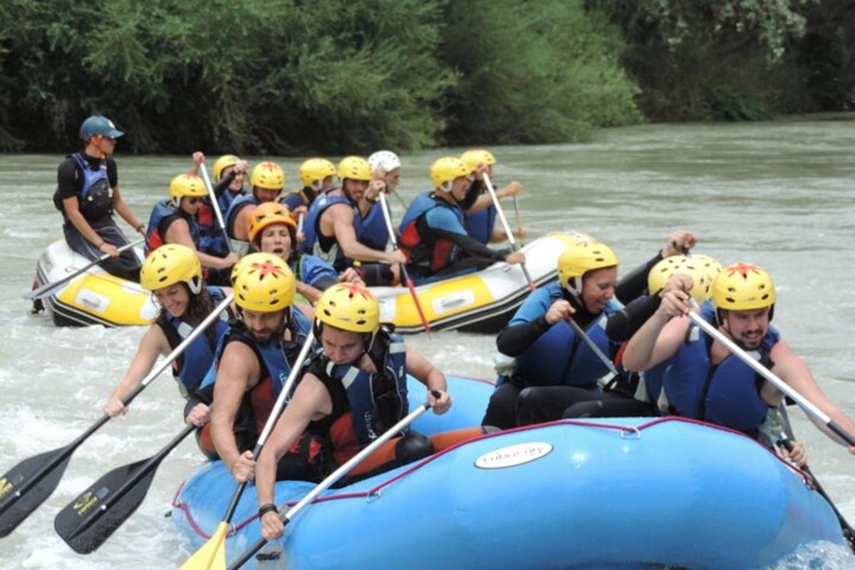 un gruppo di persone sta facendo rafting su un fiume