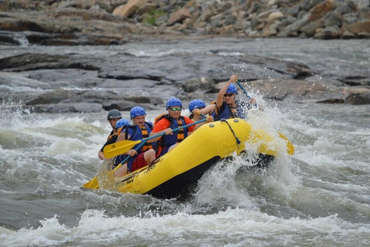 un gruppo di persone su una zattera in un fiume