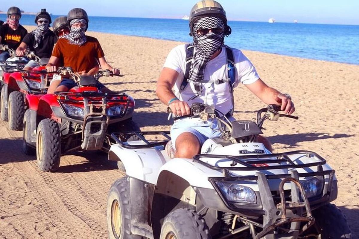Μια ομάδα ανθρώπων που οδηγούν ATV στην παραλία