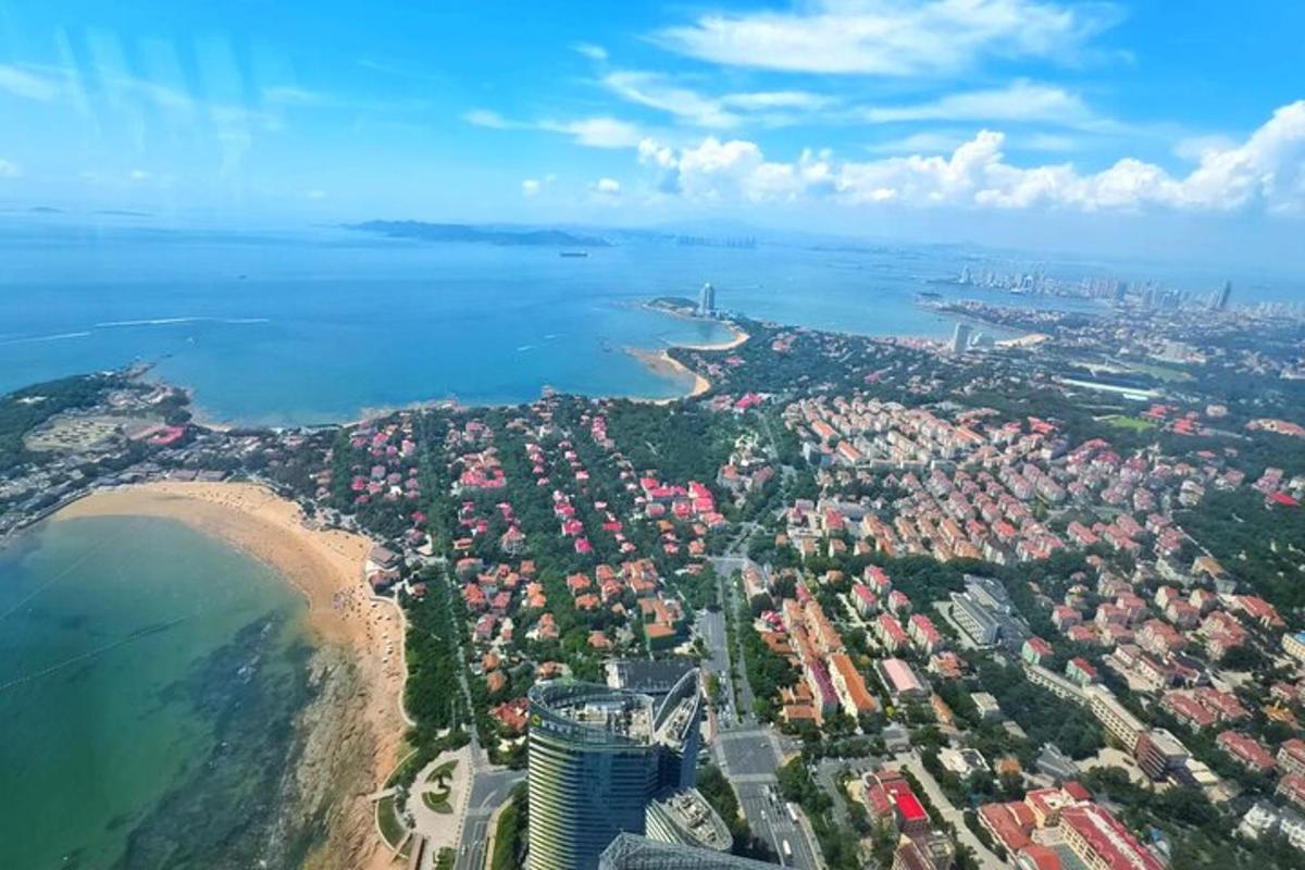 城市和海洋的鸟瞰图