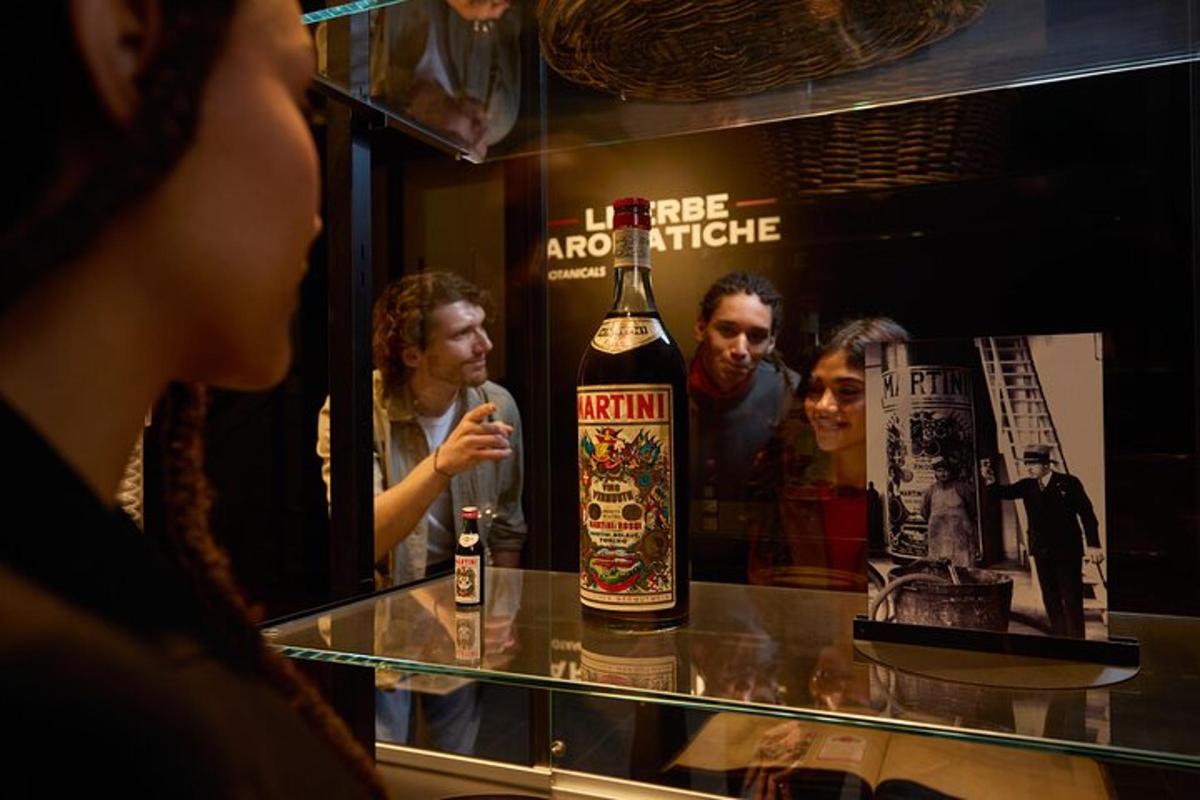 seorang wanita melihat sebotol alkohol di kaunter