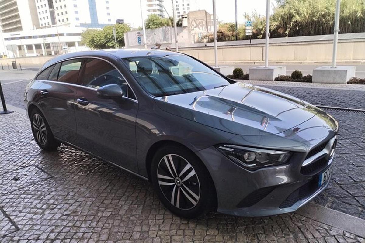 stříbrné auto zaparkované na cihlové ulici