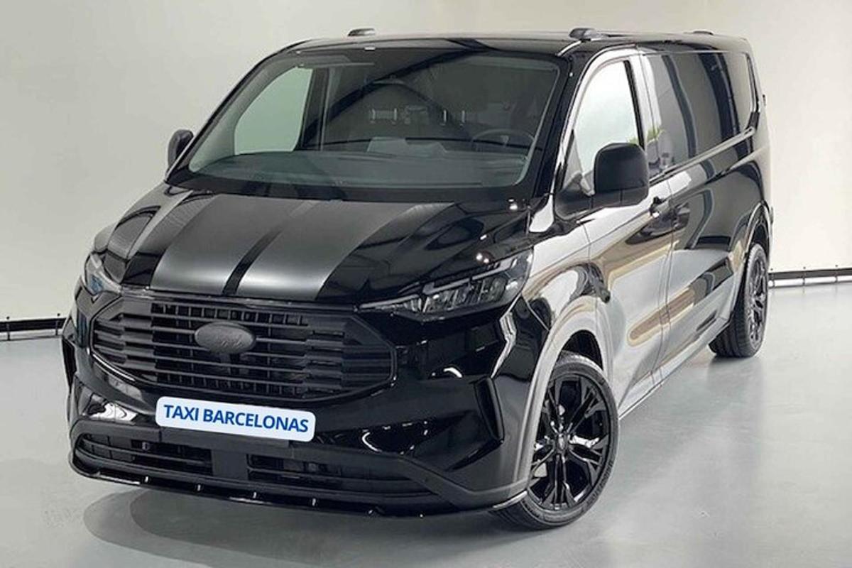 ein schwarz-silberner LKW, der in einer Garage geparkt ist