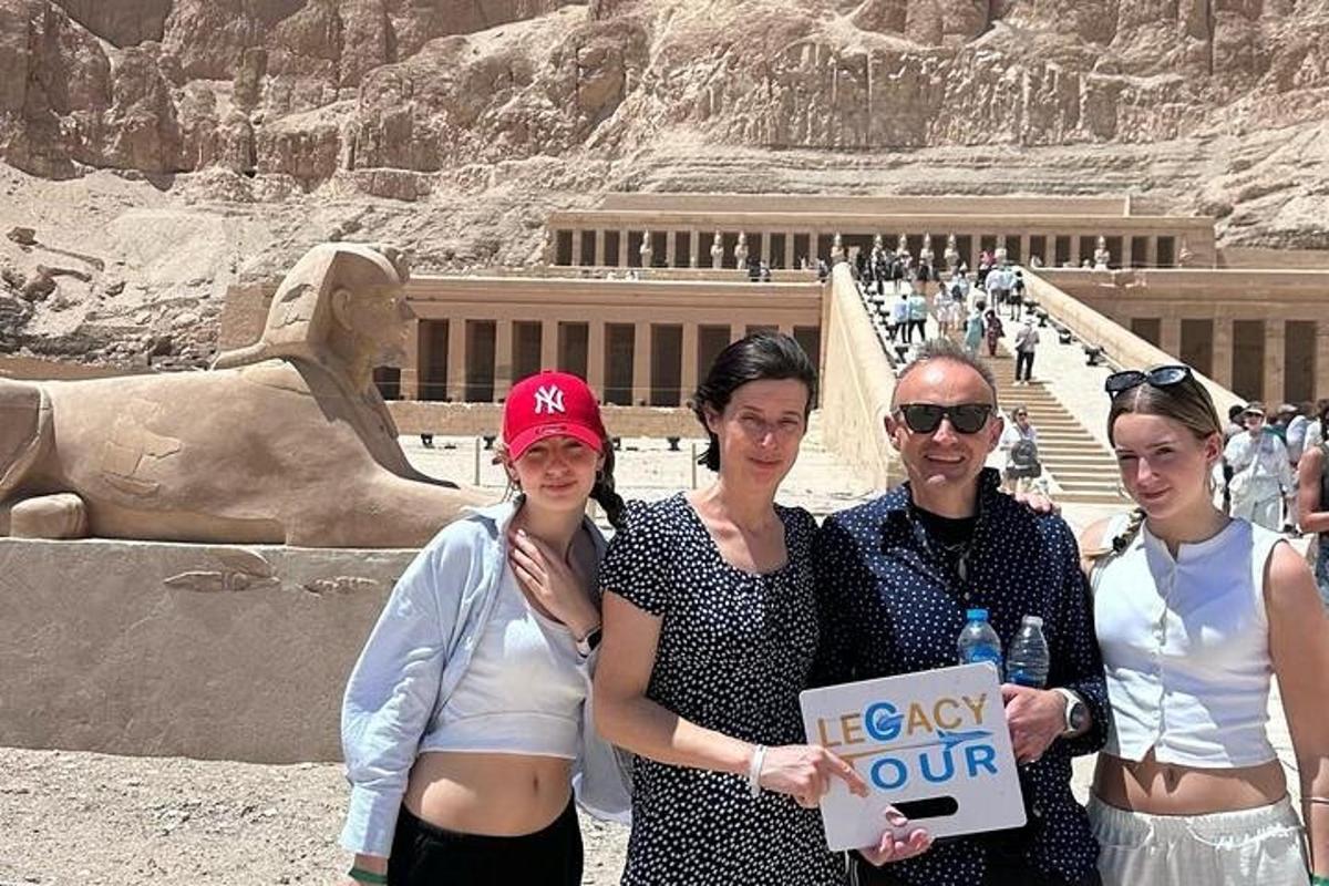 grupp inimesi, kes hoiavad silti esemete ees