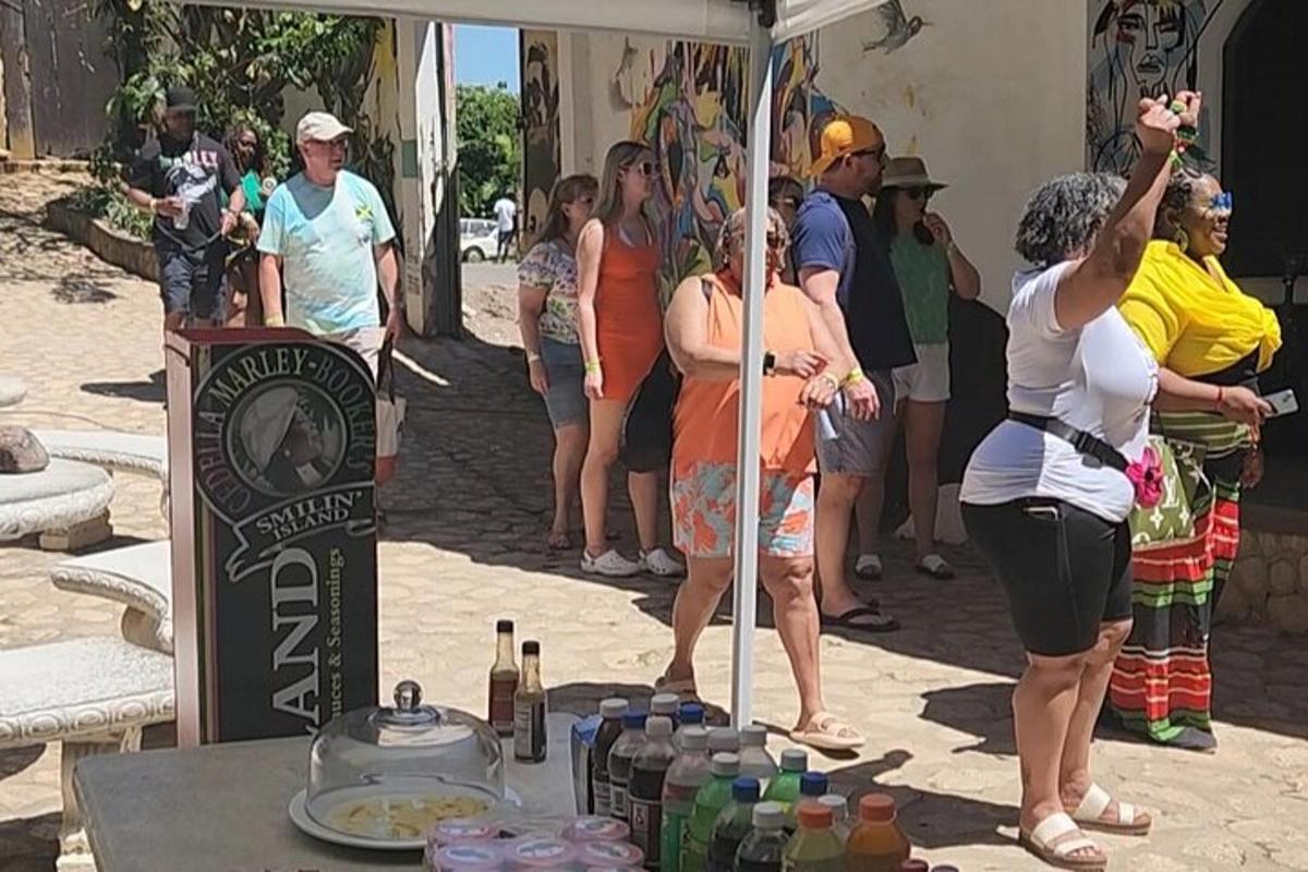 skupina lidí stojících kolem stolu se stanem
