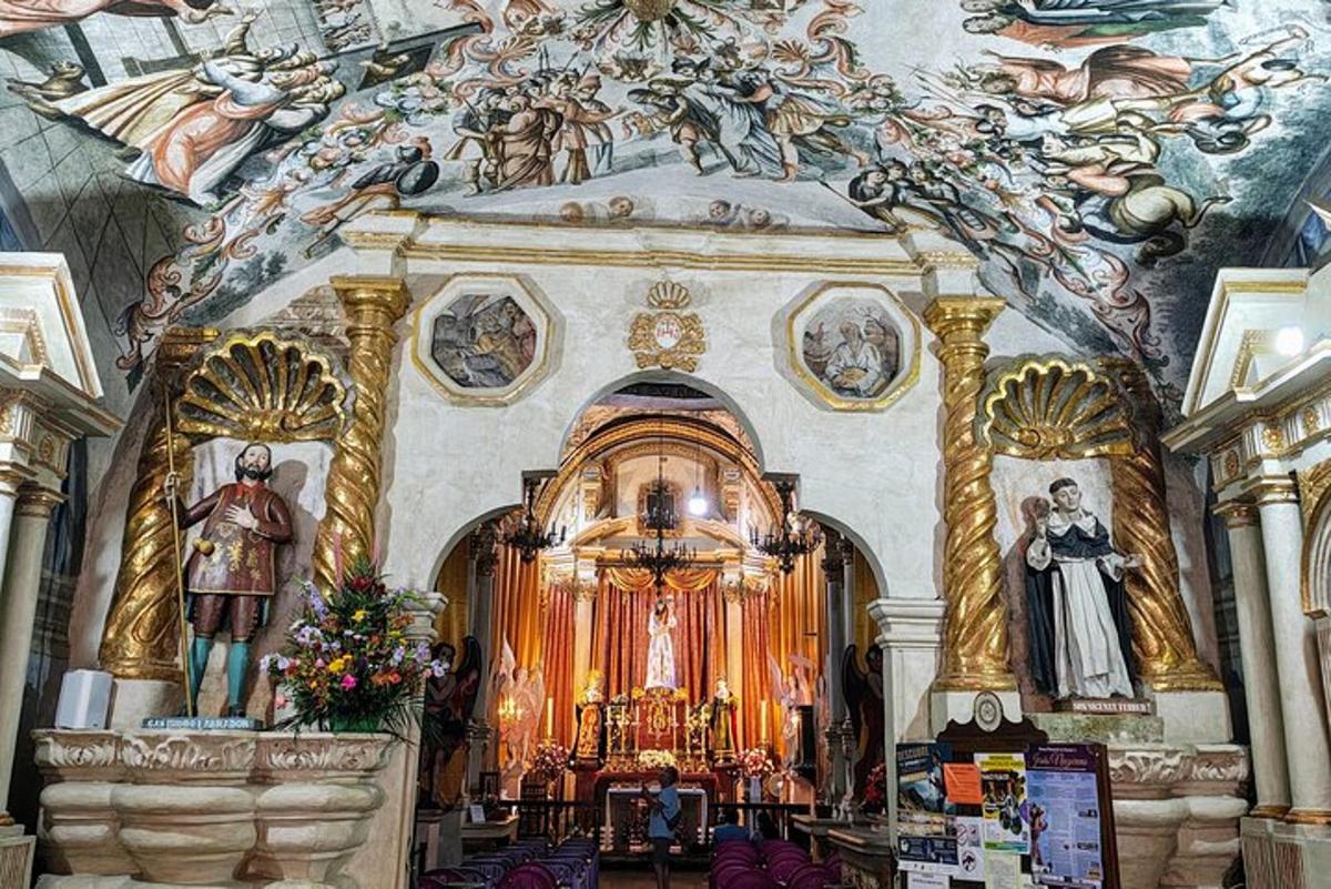 una iglesia con un altar con pinturas en el techo