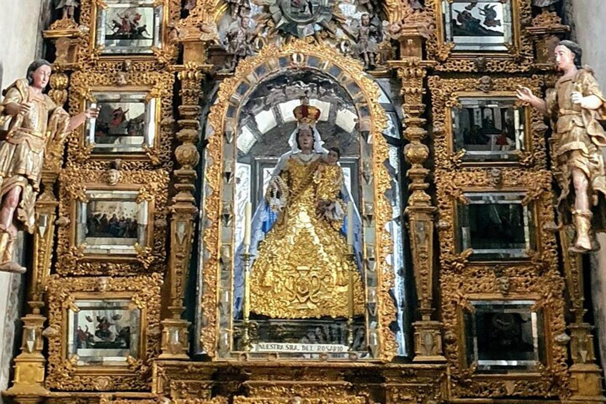 kuldne altar naise kujuga