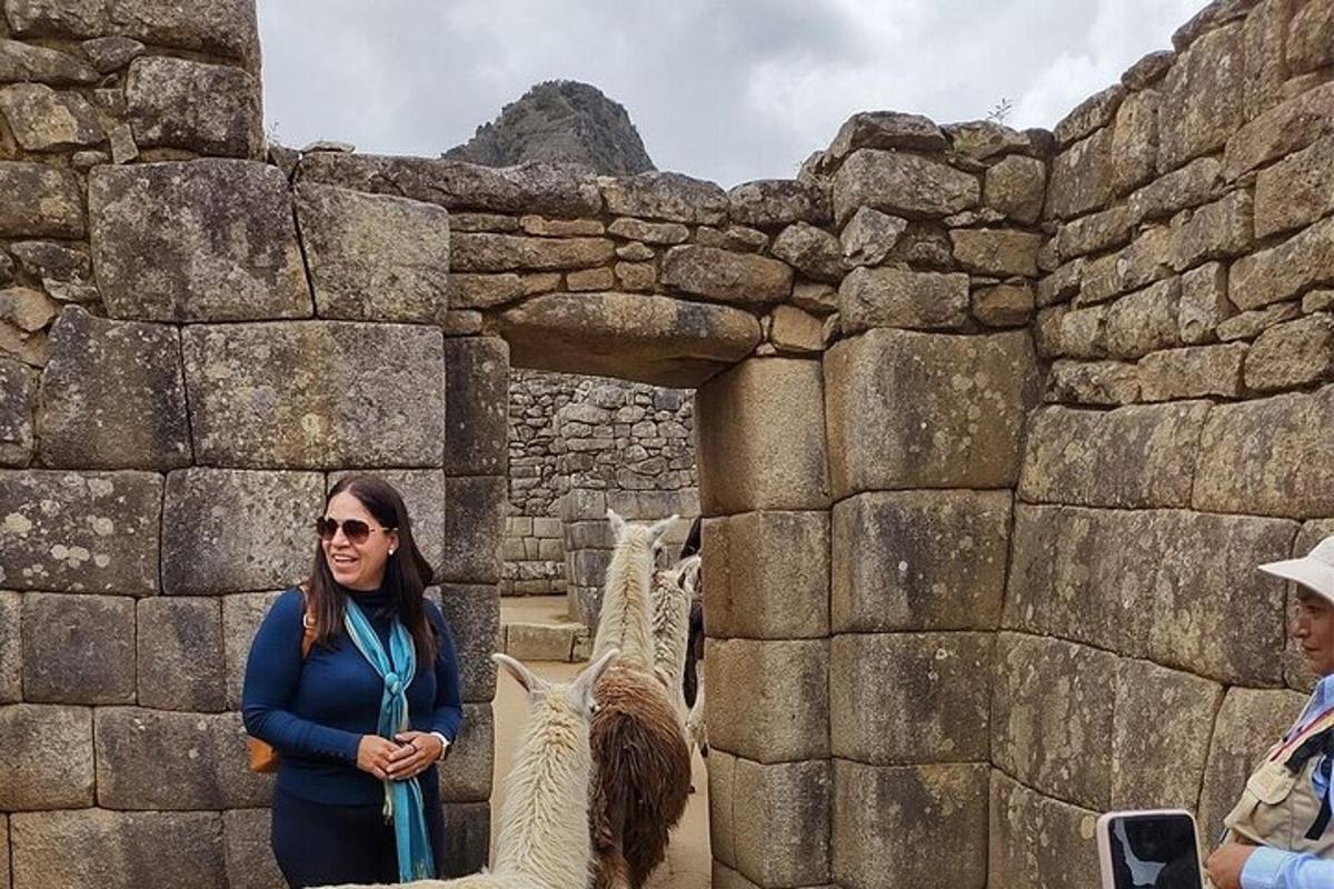 una donna in piedi davanti a un muro di pietra