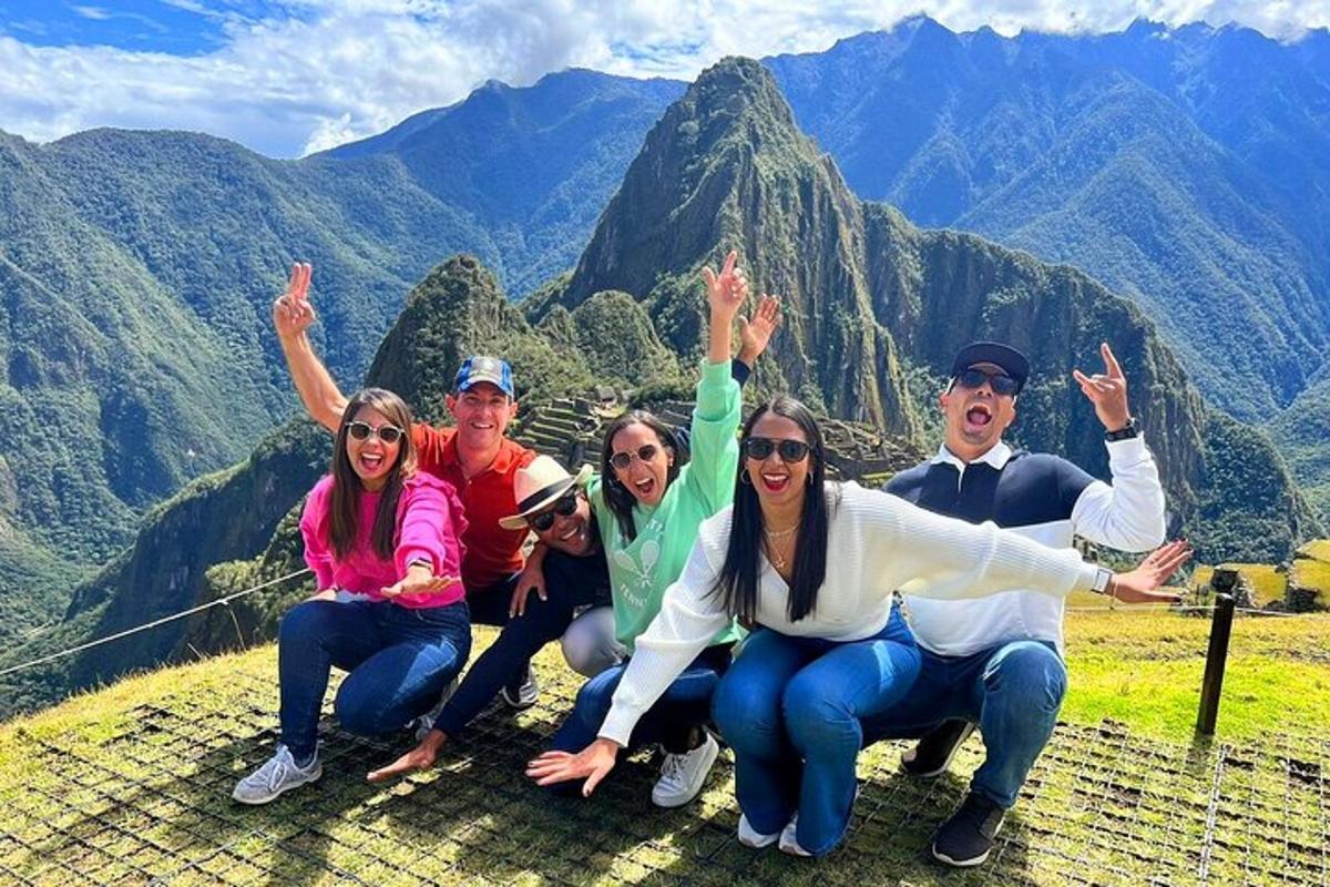un gruppo di persone sedute in cima a una montagna