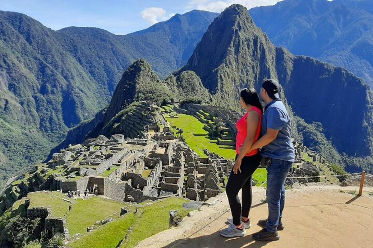 un uomo e una donna in piedi sulla cima di una montagna