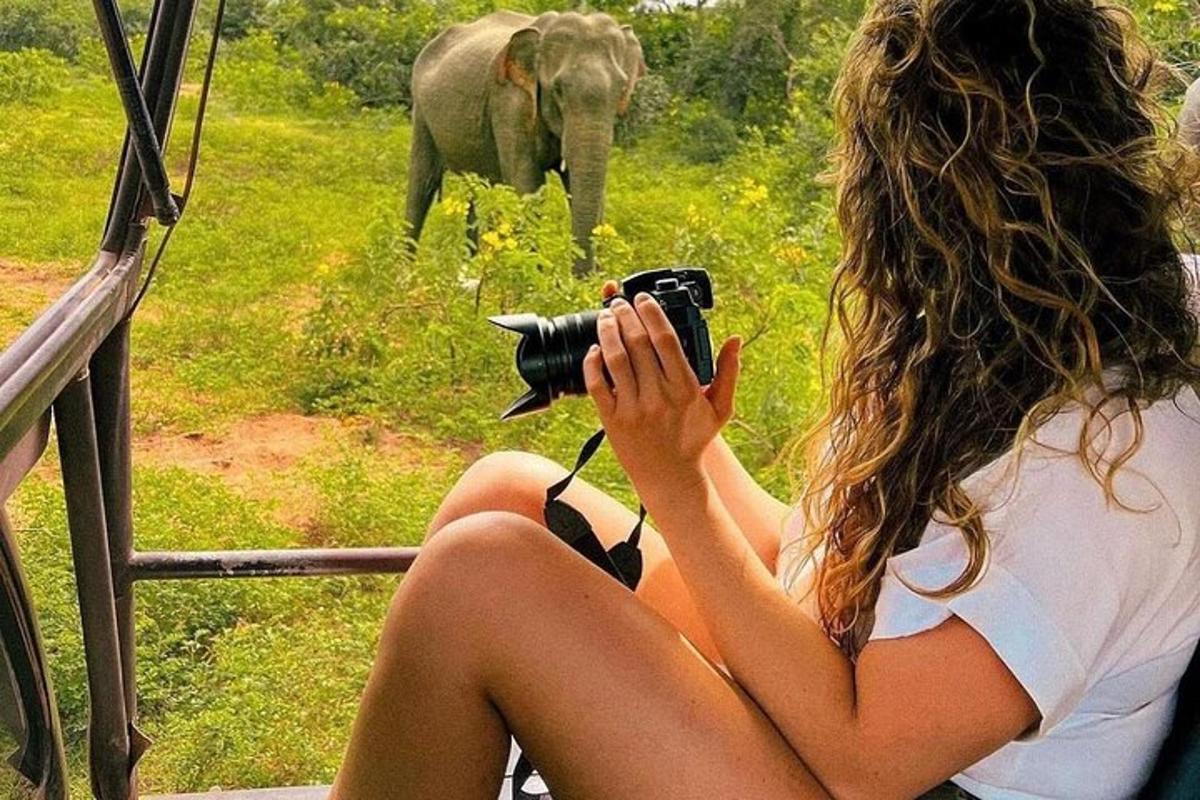 žena fotící slona fotoaparátem
