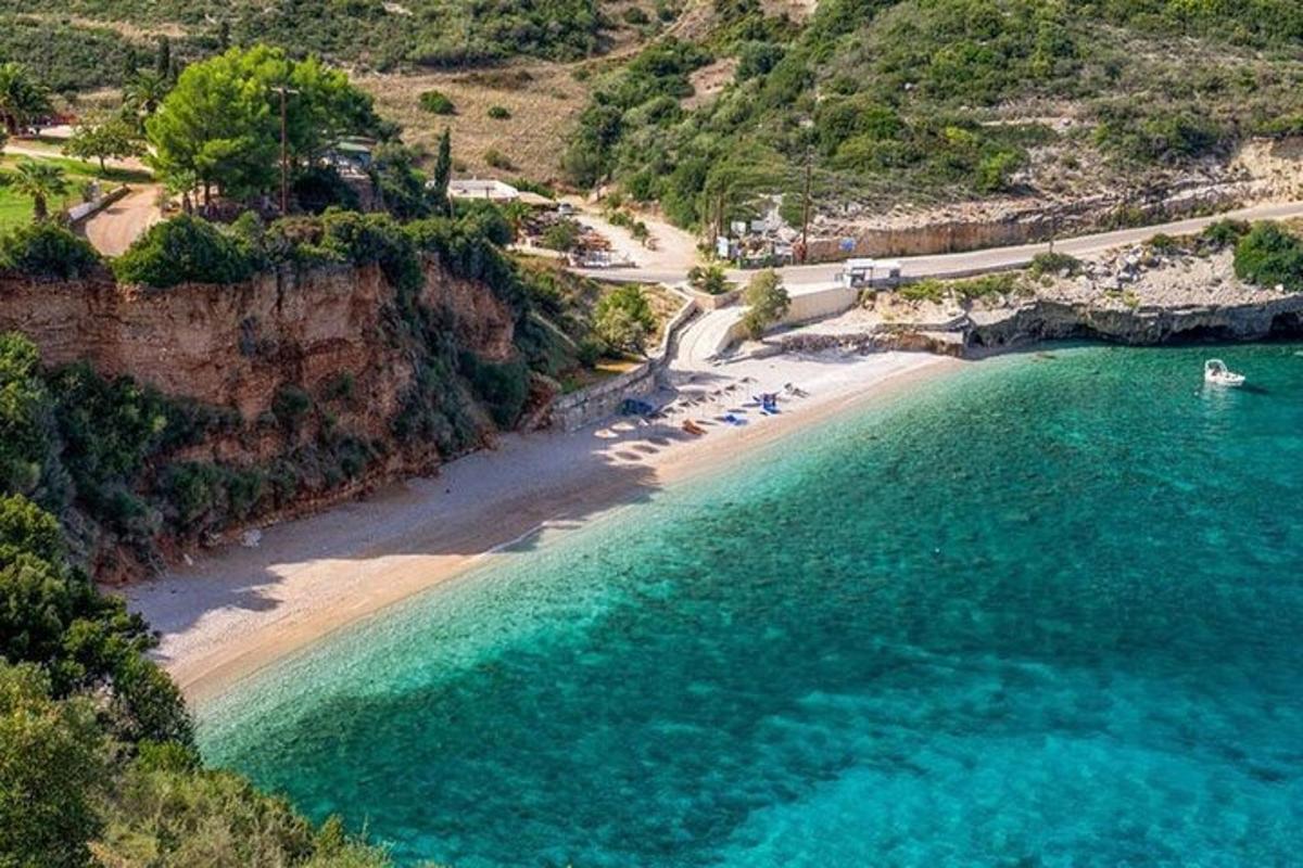 egy légi felvétel egy strandról, ahol emberek vannak a vízben