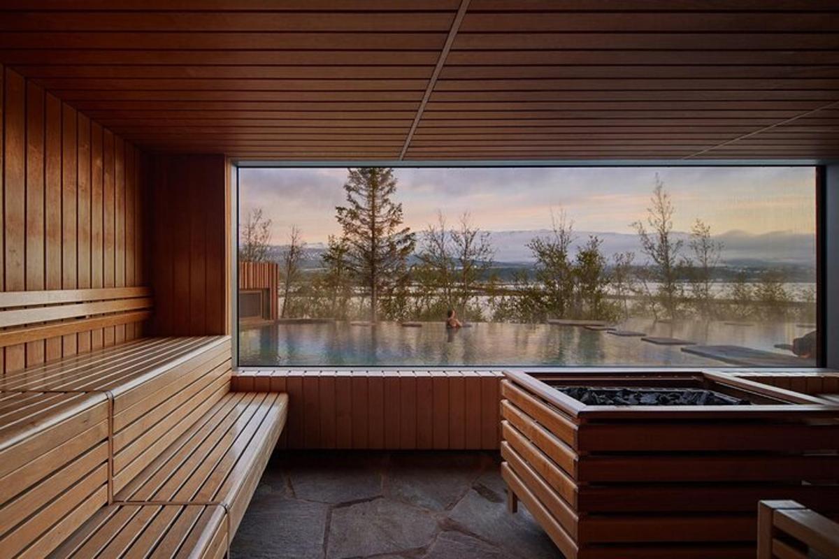 Una gran ventana en una sauna con piscina.