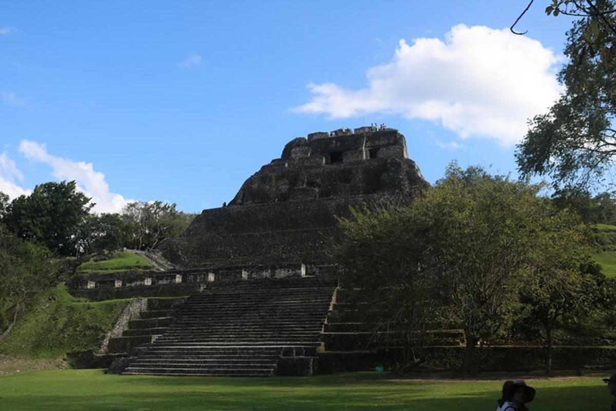 Un anfiteatro con escalones delante de una pirámide.