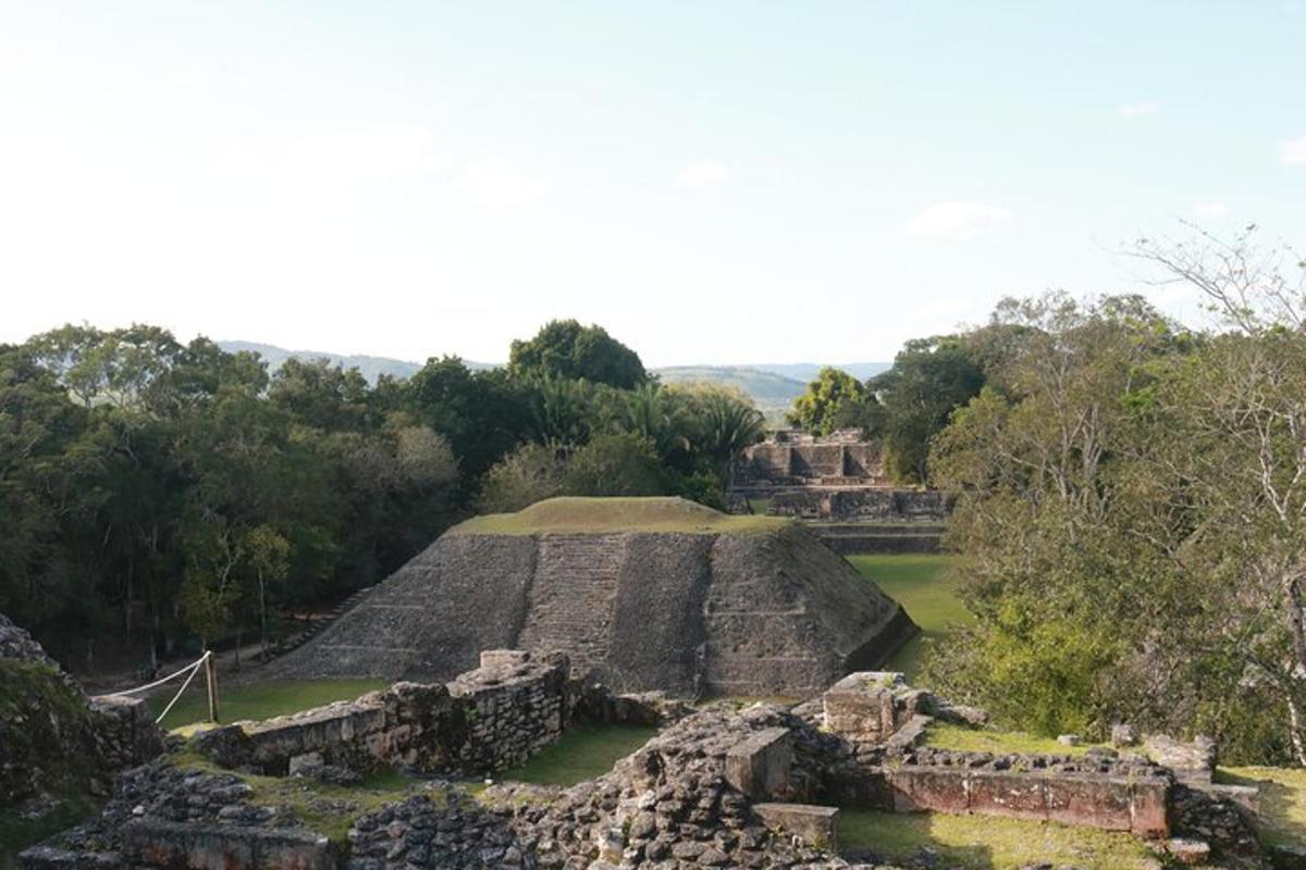 píramídi í rústum Maya-borgar