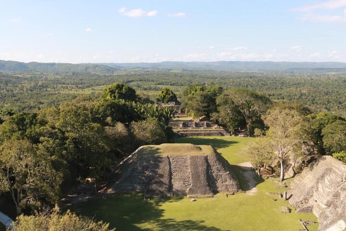 una vista aérea de las ruinas de la ciudad maya