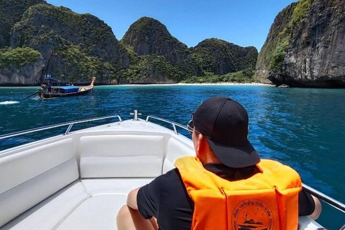 um homem com um colete salva-vidas em um barco na água