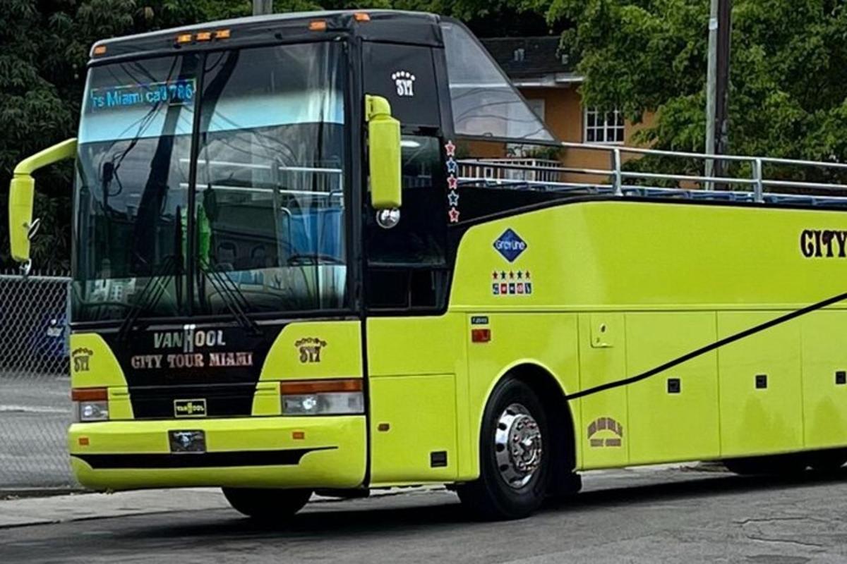 en limegrønn buss parkert på en parkeringsplass