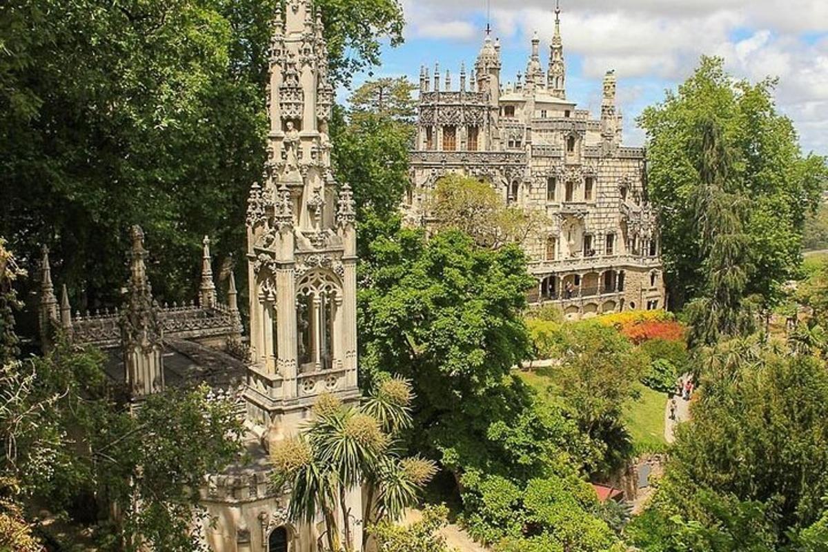 un edifici antic amb arbres al davant