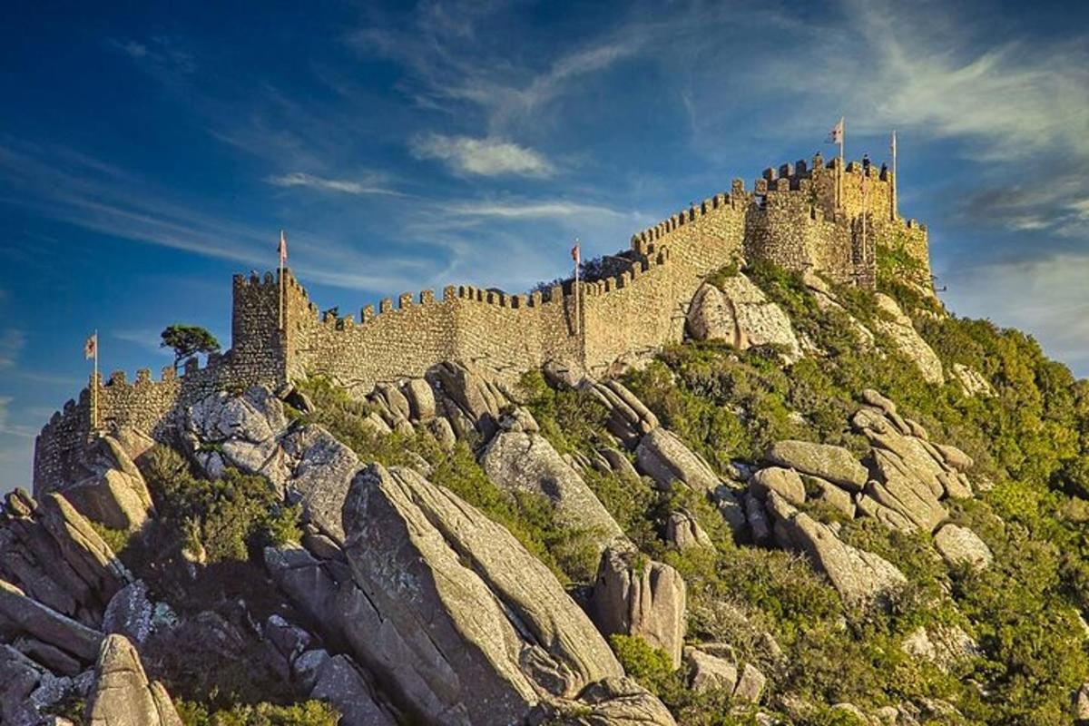 un castillo en la cima de una montaña