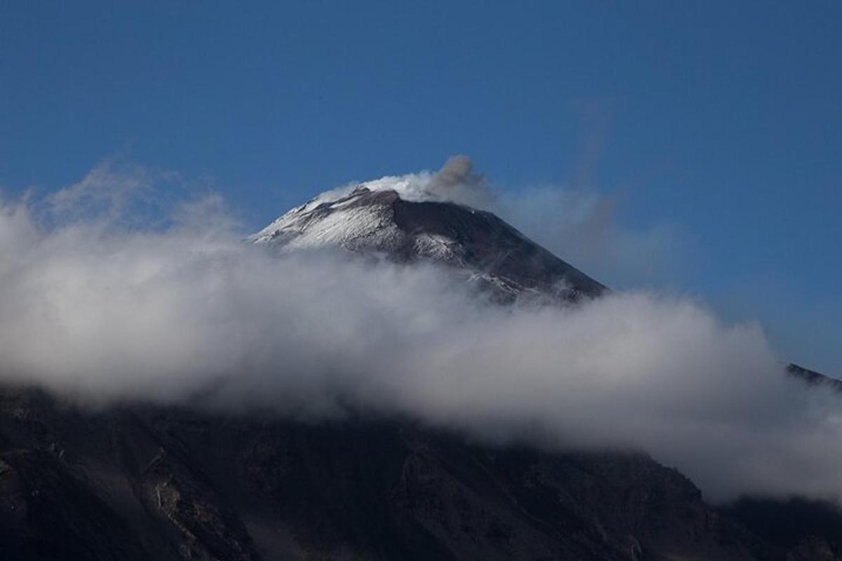 前方の雲に隠れた山