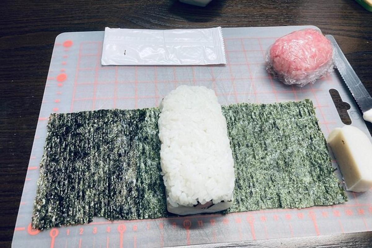 밥과 다른 음식이 놓여 있는 도마