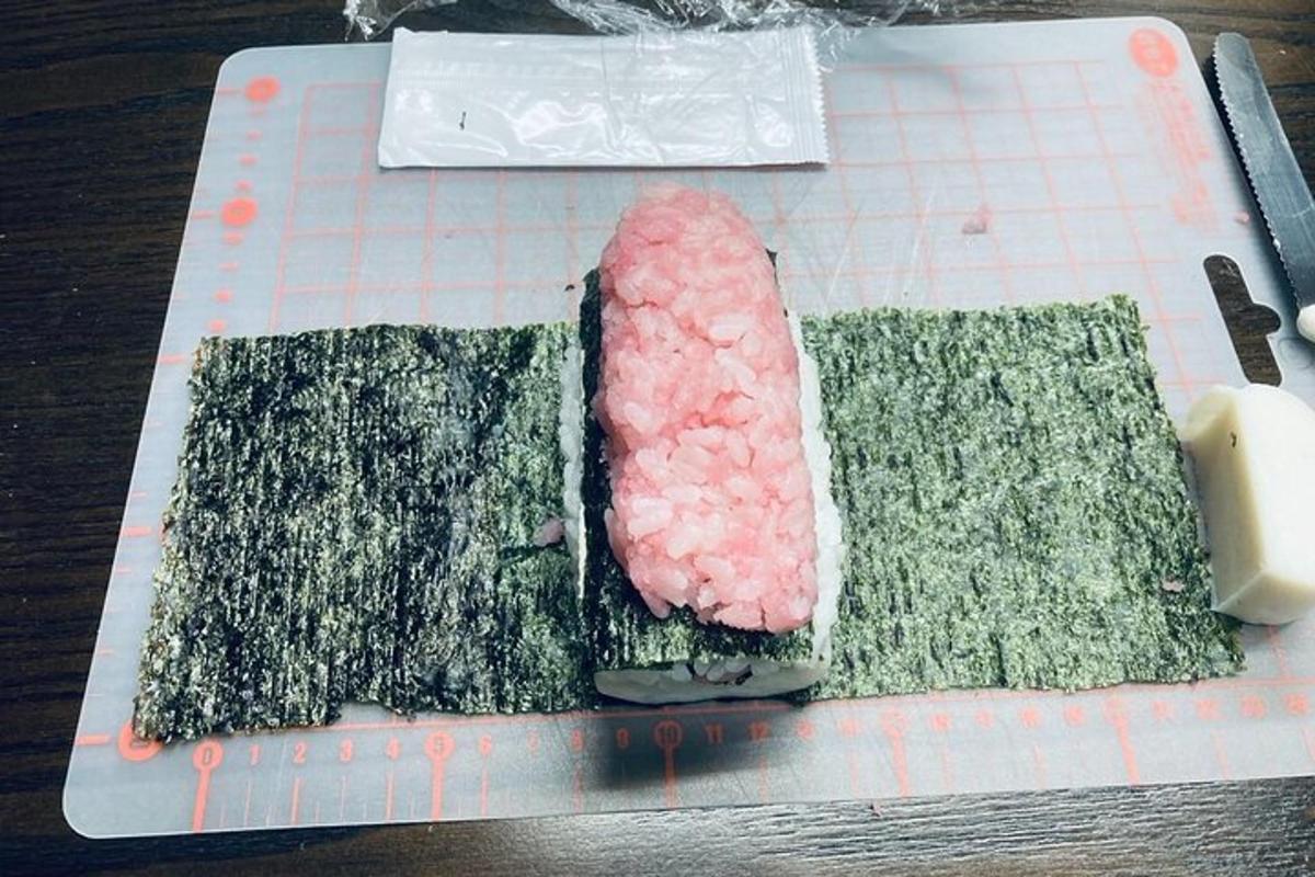 un pezzo di sushi appoggiato su un tagliere
