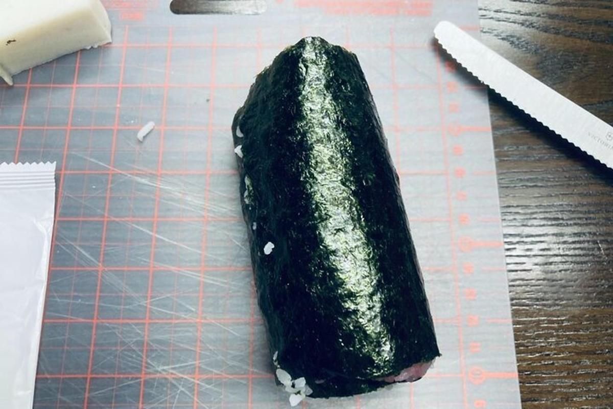칼로 도마 위에 놓인 음식 조각