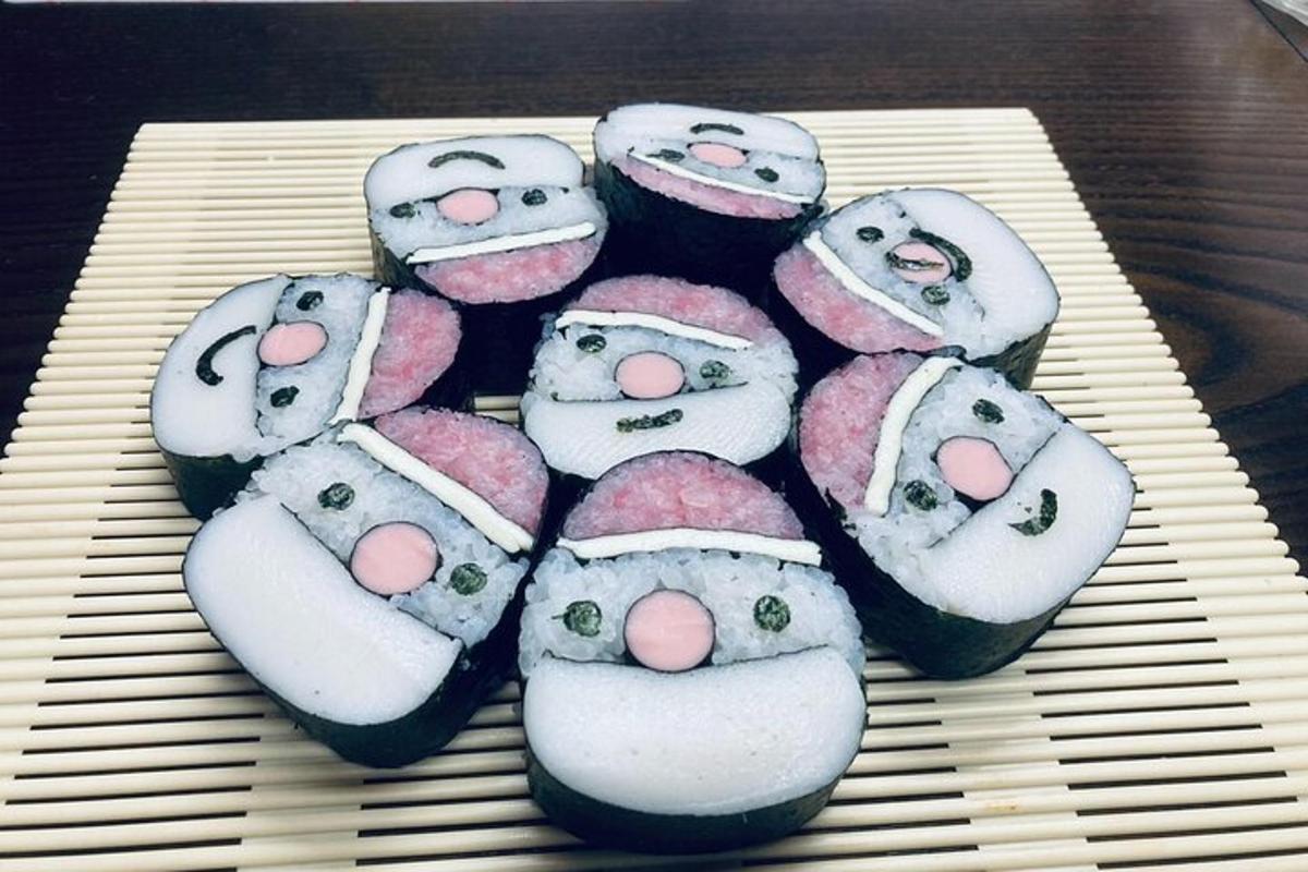 sekumpulan biskut sushi dengan manusia salji di atasnya