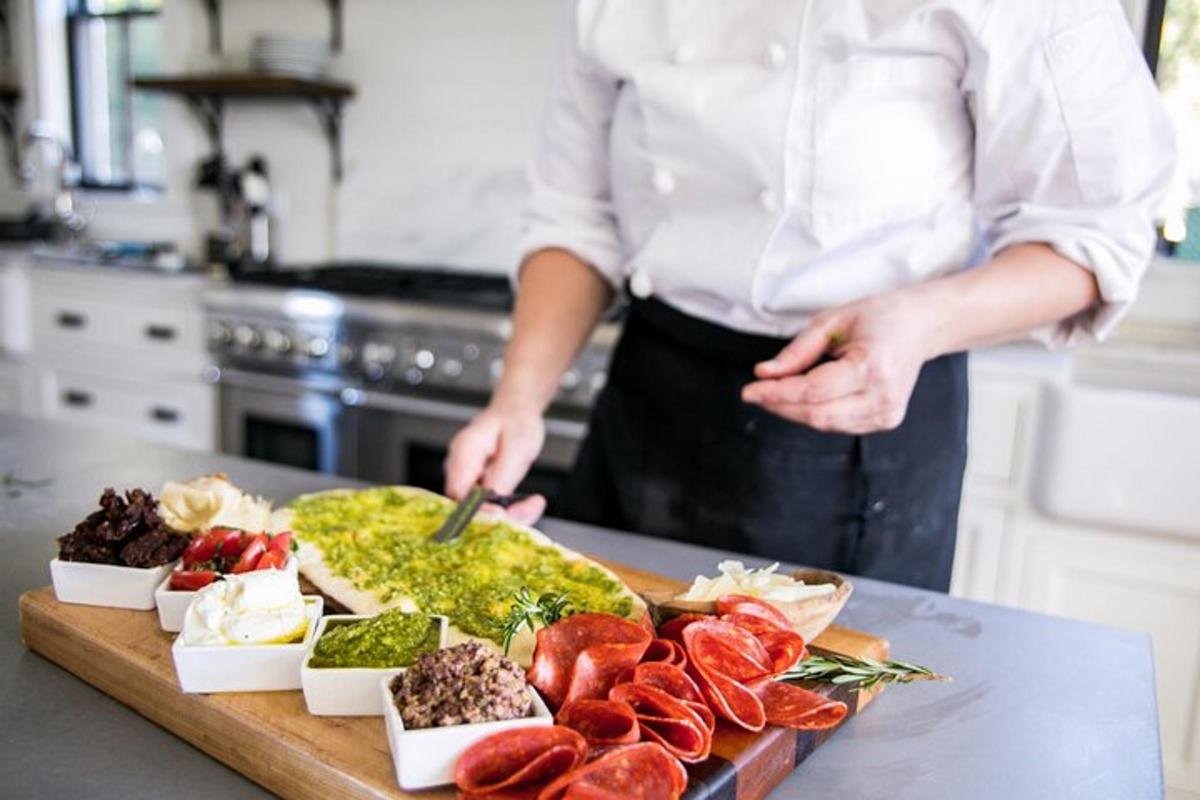 una donna in cucina che prepara il cibo su un tagliere