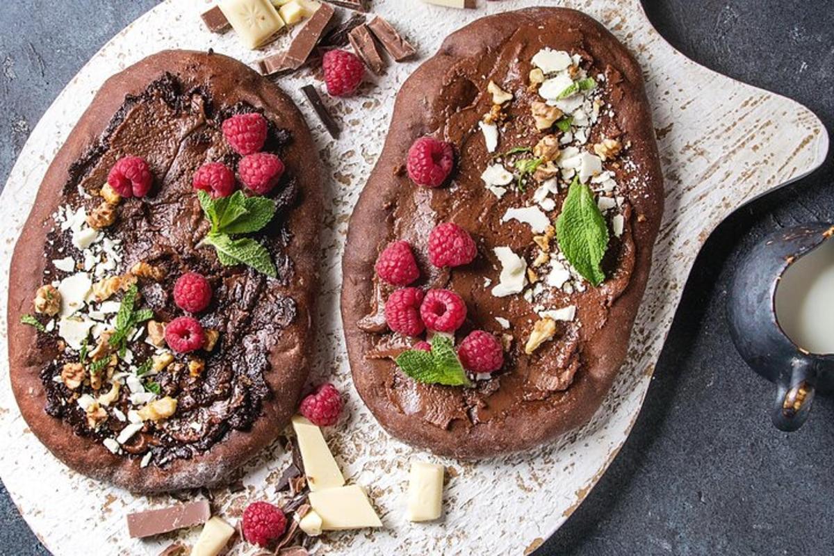 due torte al cioccolato con lamponi su un tavolo