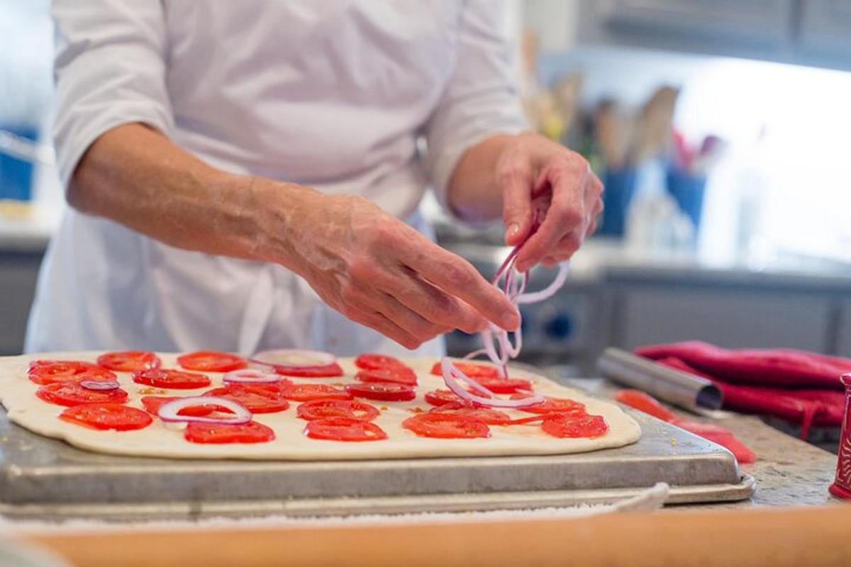 una persona che prepara una pizza in cucina