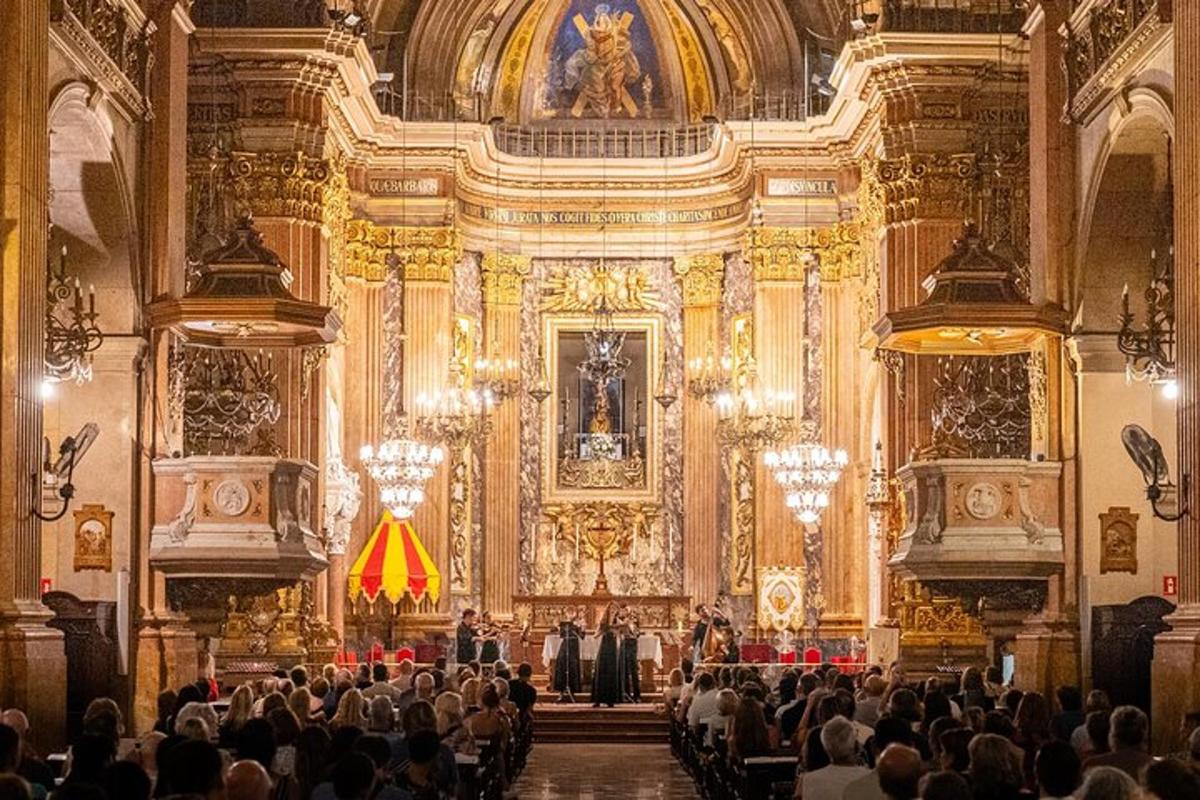 Una gran multitud de personas en una gran sala ornamentada