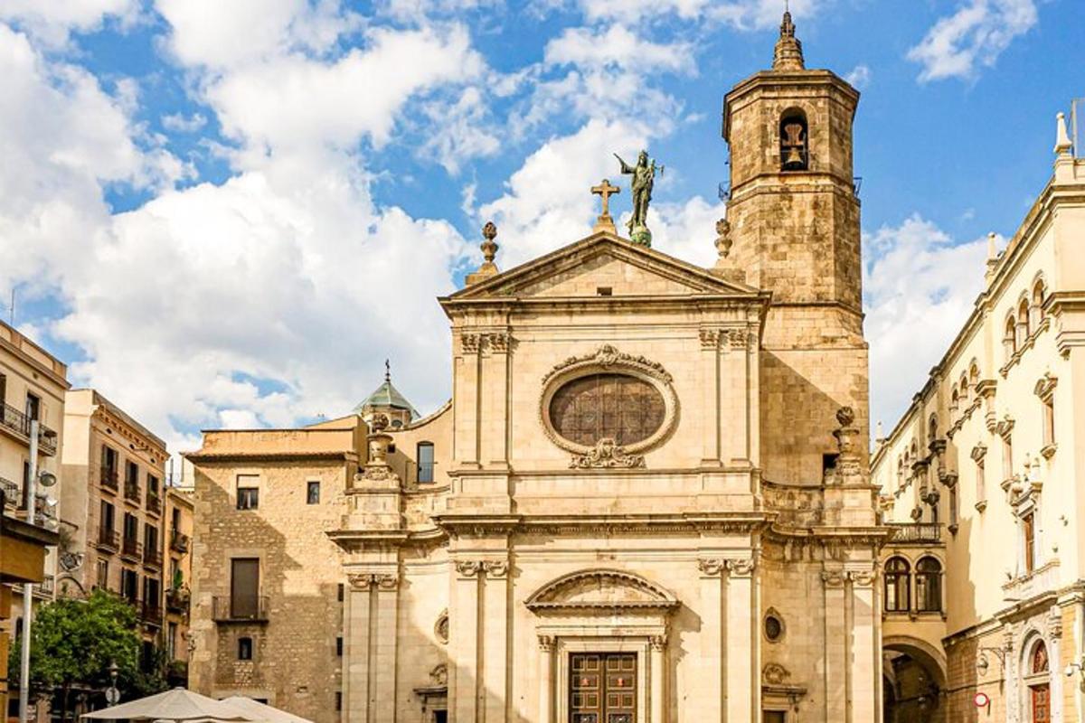 un edificio con una torre de reloj y una iglesia