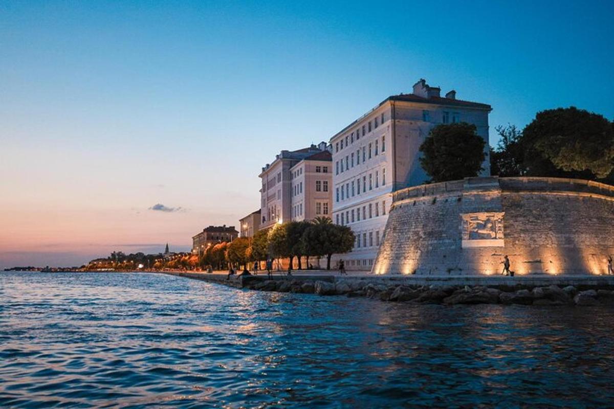skupina stavb na obali vodnega telesa