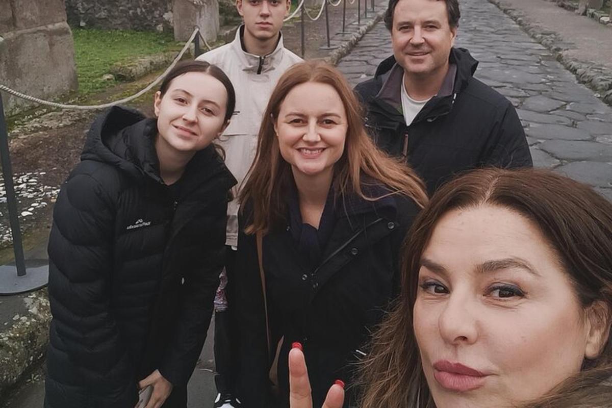 en grupp människor som poserar för en bild