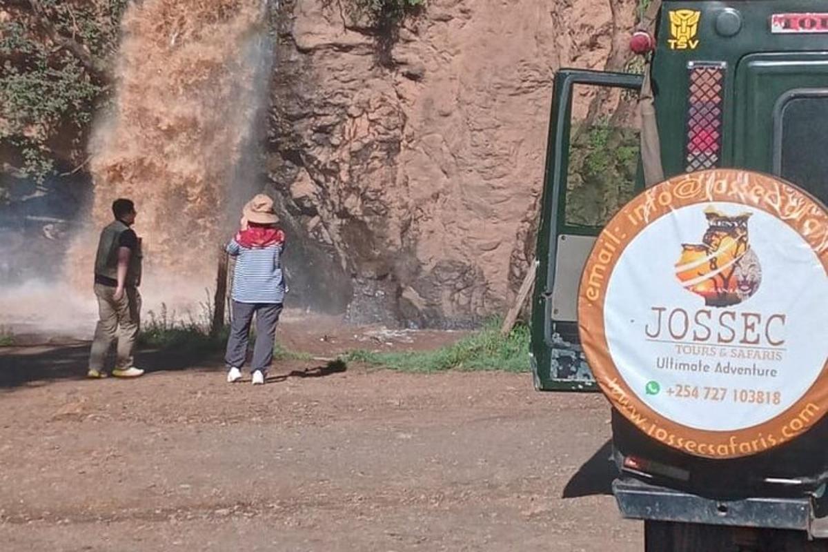 due bambini sono in piedi accanto a un autobus