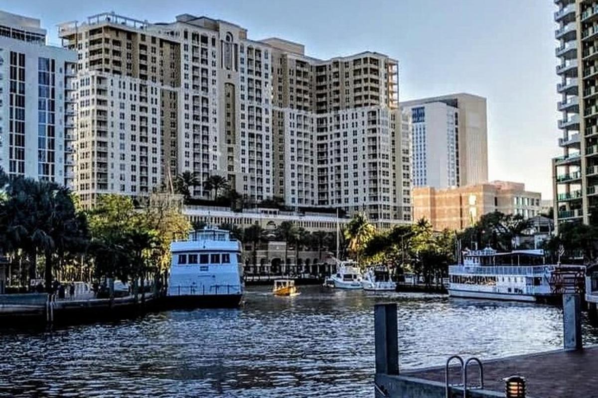 un fiume con barche in una città con edifici alti