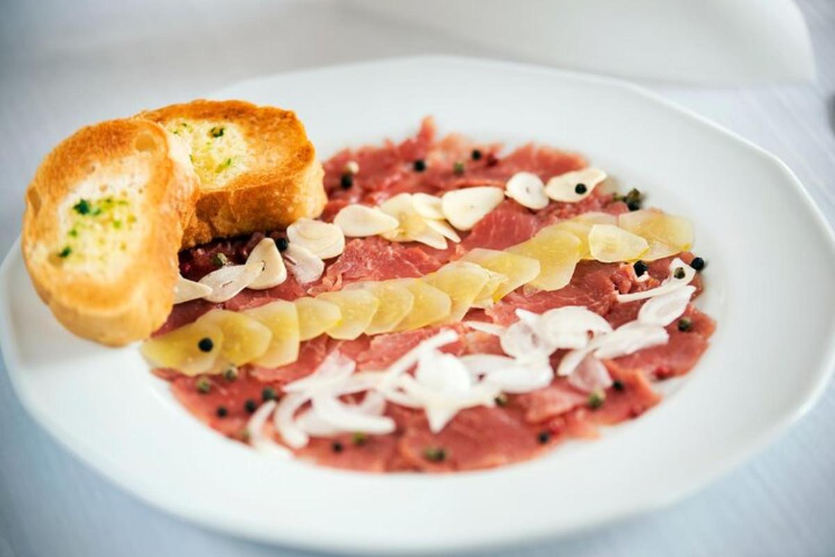 een bord eten met pasta en een stuk brood