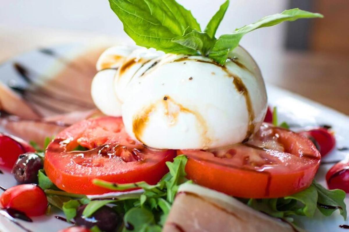 een salade met tomaten en eieren op een bord