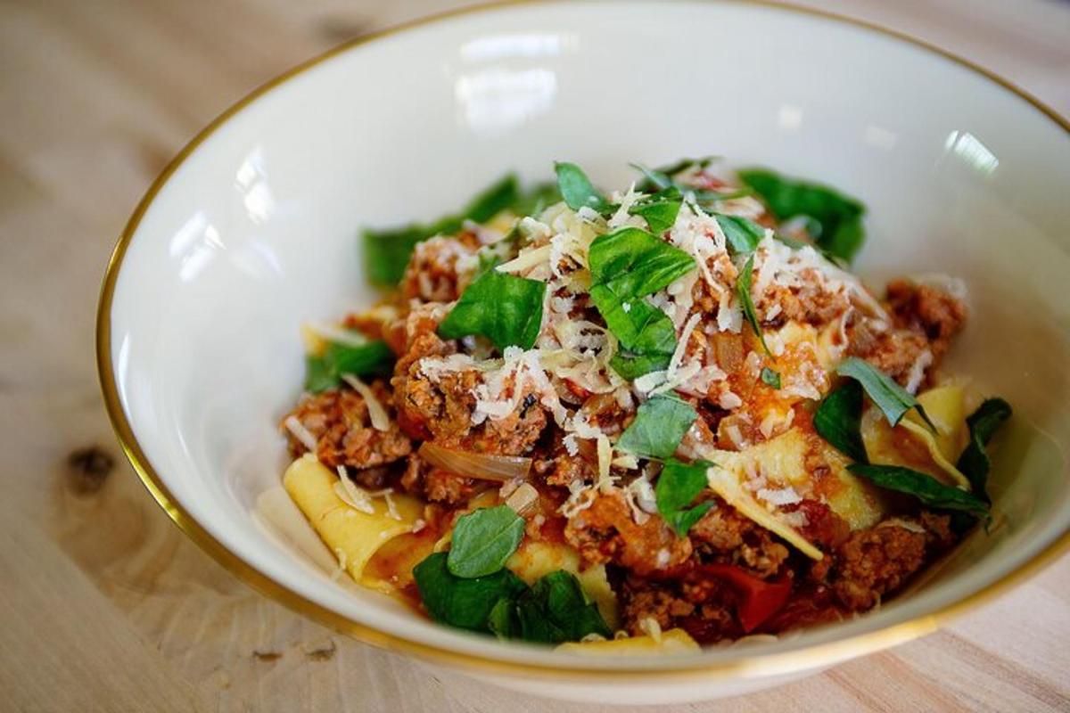una ciotola bianca di cibo con carne e verdure