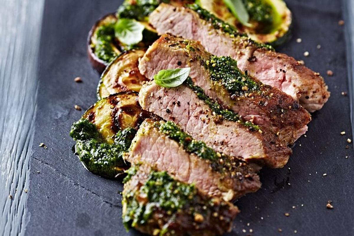 un piatto con carne e broccoli su un tavolo