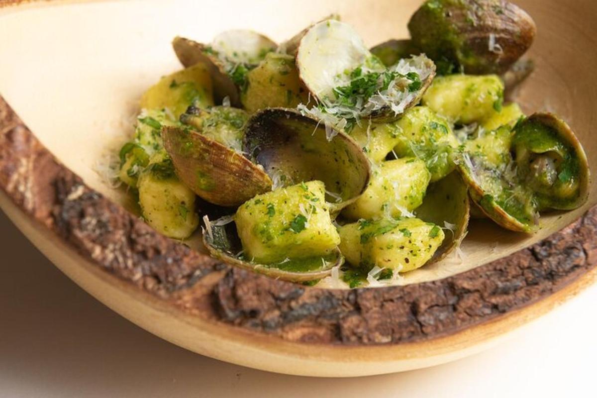 una ciotola di patate e verdure su un tavolo