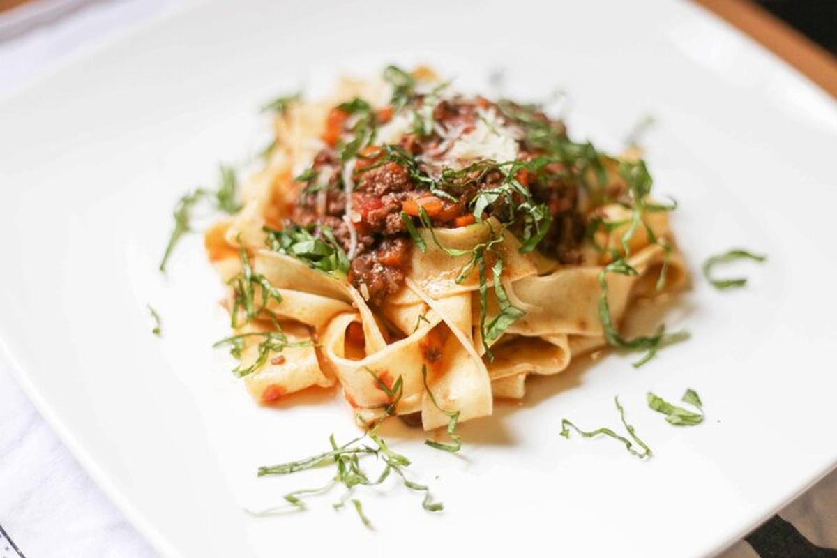 un plat de pasta en un plat blanc