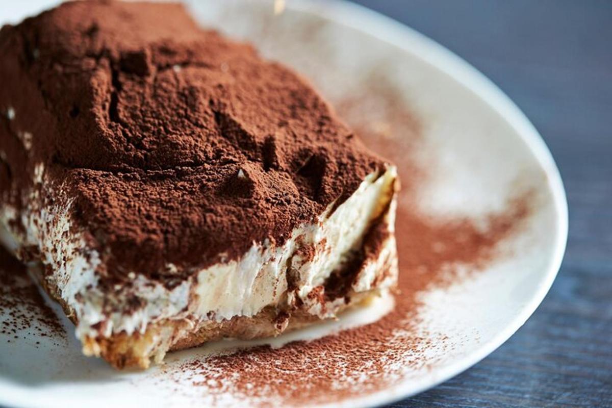 una torta gelato al cioccolato su un piatto